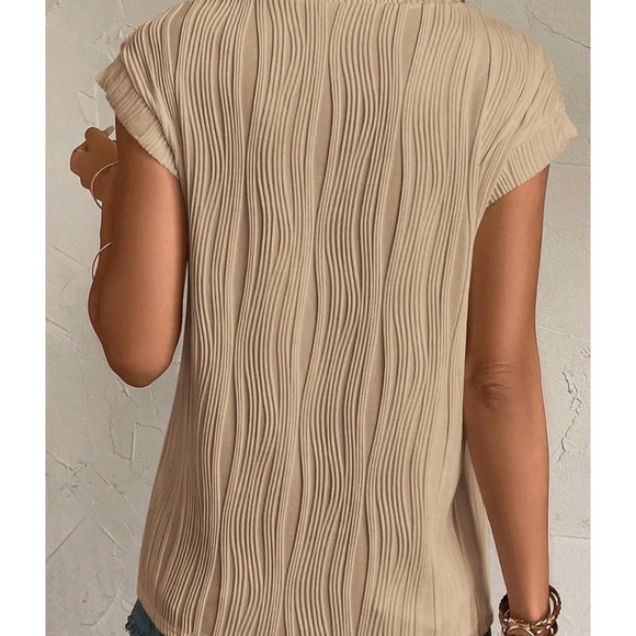 Size Large Beige Textured Top - Picture 2 of 2